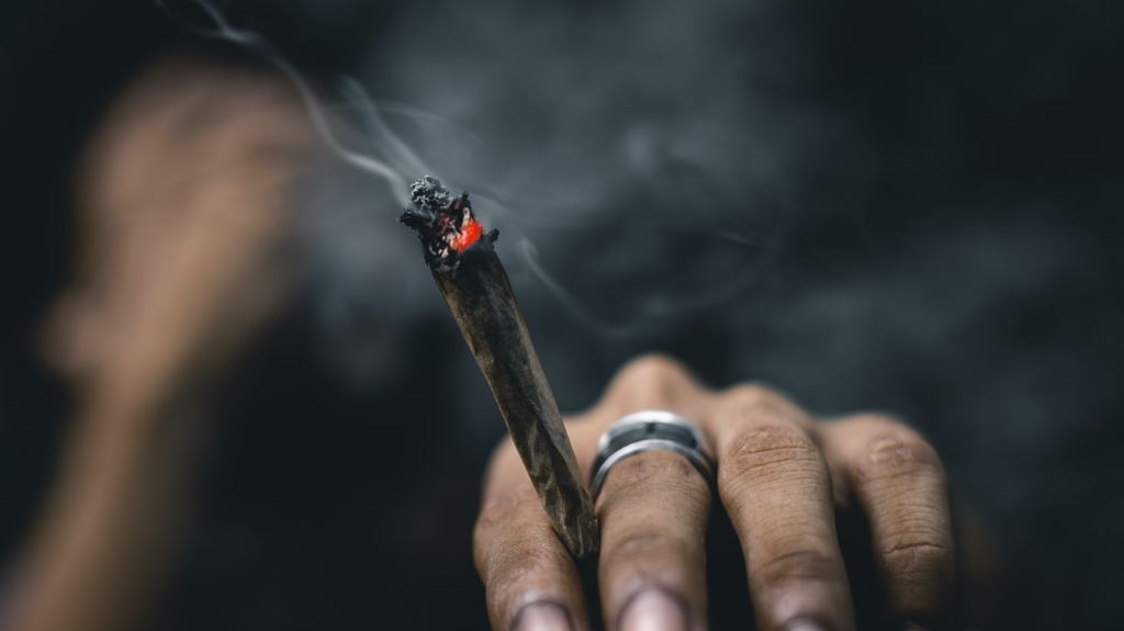 Κορονοϊός: Το κάπνισμα μαριχουάνας αυξάνει τον κίνδυνο για σοβαρές επιπλοκές
