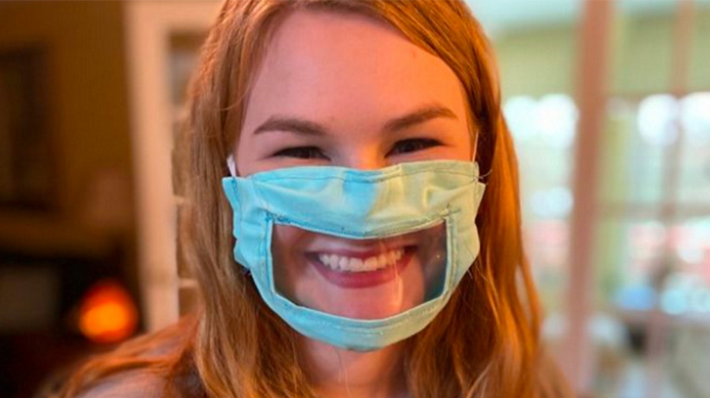 ΗΠΑ: Φοιτήτρια φτιάχνει μάσκες για κωφούς και βαρήκοους