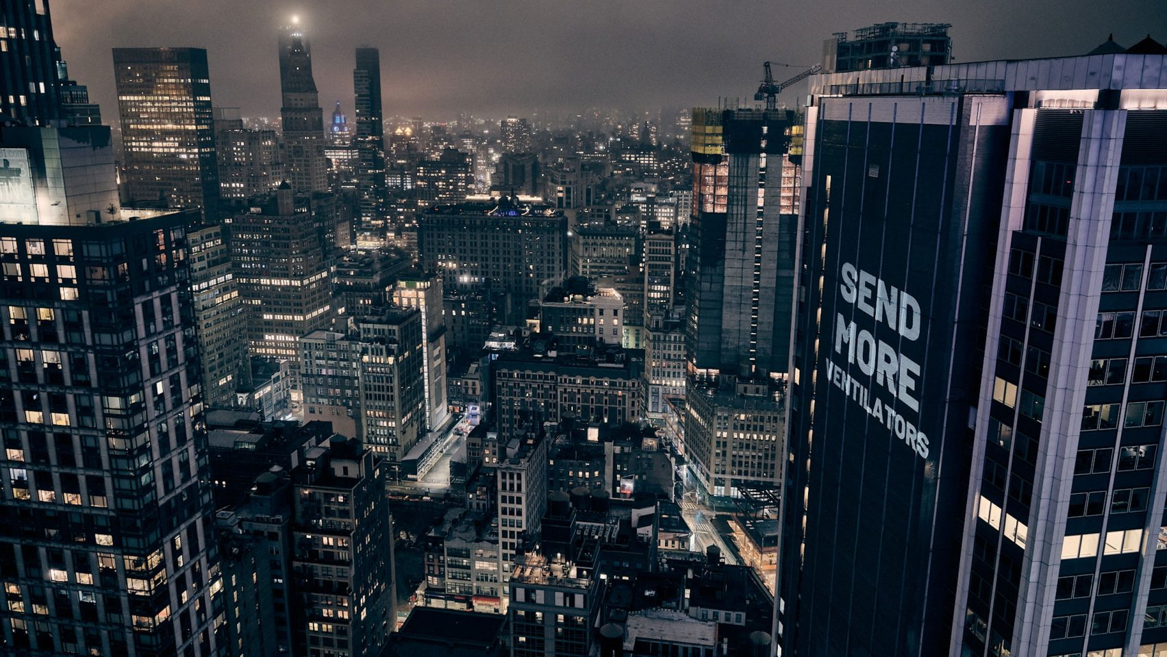 Nέα Υόρκη: Καλλιτεχνική ομάδα διαμαρτύρεται για την επιδημία με προβολή συνθημάτων σε ουρανοξύστη