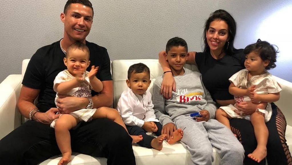 Cristiano Ronaldo: Στο κρεβάτι με τα παιδιά και τη σύντροφό του