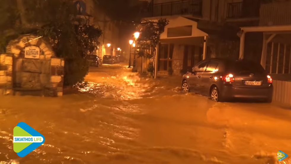 “Πνίγηκε” η Σκιάθος από την κακοκαιρία