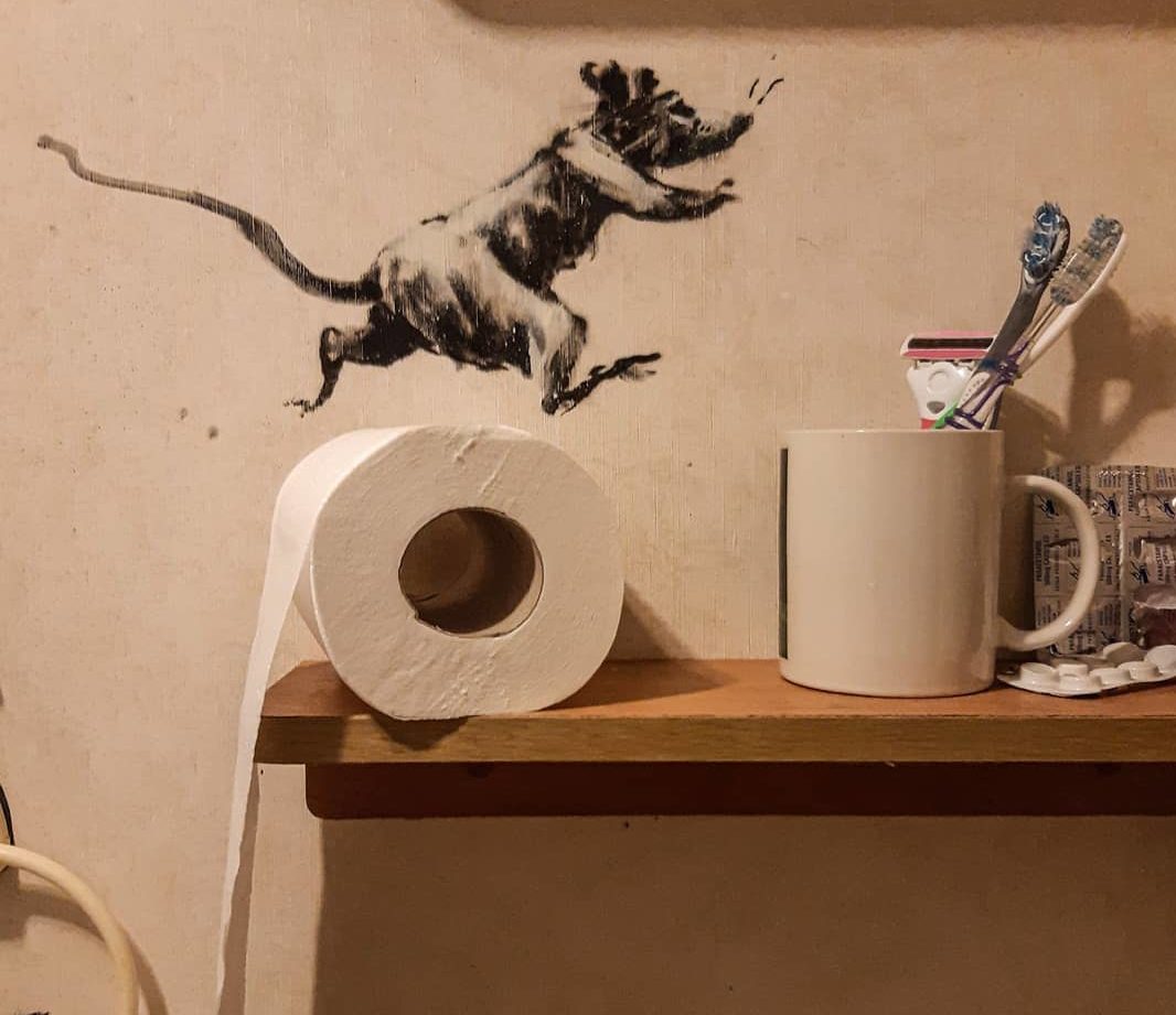 Banksy: Δείτε τι έκανε στο μπάνιο του για να δώσει διέξοδο στη δημιουργική του ενέργεια!