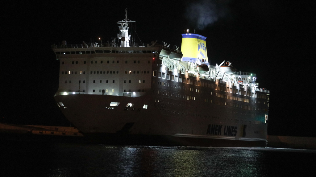 “Ελευθέριος Βενιζέλος”: Στο λιμάνι του Πειραιά το πλοίο με τα 119 κρούσματα
