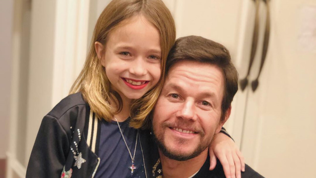 Ο Mark Wahlberg μένει στο σπίτι και αφήνεται στα χέρια της κόρης του για νύχια και… μακιγιάζ!