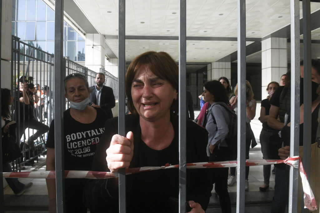 Καταχειροκροτούμενοι βγήκαν από το δικαστήριο οι γονείς της Ελένης Τοπαλούδη – Το ξέσπασμα της μητέρας της