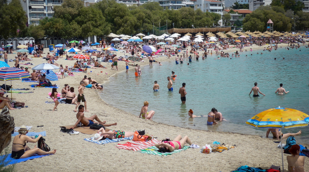 Ελλάδα: “Έμφραγμα” στους δρόμους της Αττικής από τους λουόμενους, κοσμοσυρροή στις παραλίες της Θεσσαλονίκης