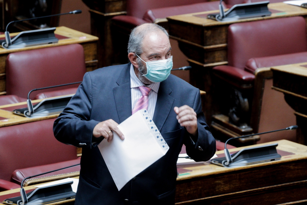 Kώστας Καραμανλής: Η εμφάνισή του ως άλλος Ροβινσώνας Κρούσος με γένια και μάσκα στη Βουλή (pics)