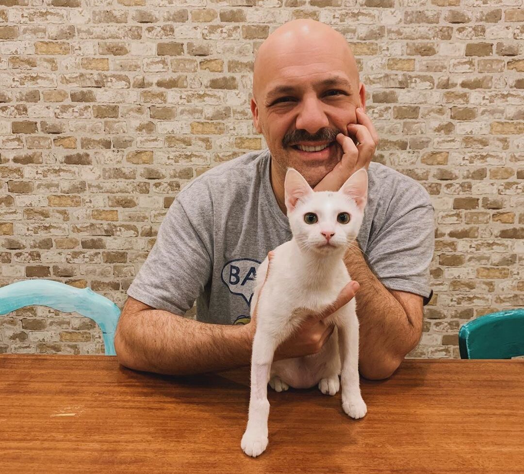 Νίκος Μουτσινάς: Εκείνος στο πλατό, η γάτα του στο Instagram!