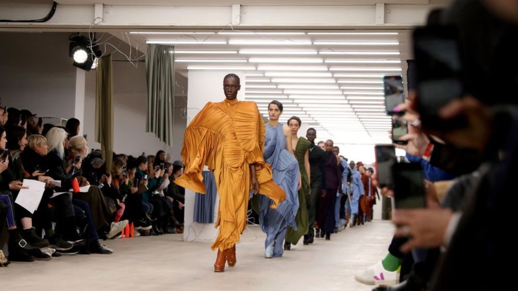 Κορονοϊός: Η βρετανική βιομηχανία μόδας ζητά “χείρα βοηθείας”  από την κυβέρνηση