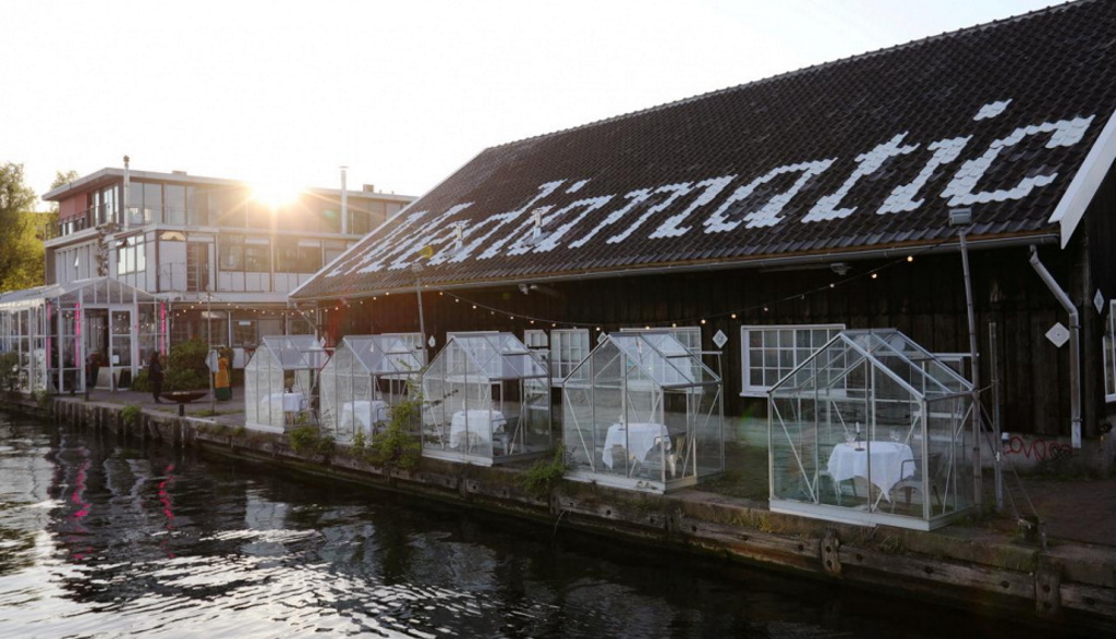 Κορονοϊός: Εστιατόριο στην Ολλανδία λανσάρει γυάλινους θαλάμους προς εξυπηρέτηση των πελατών του