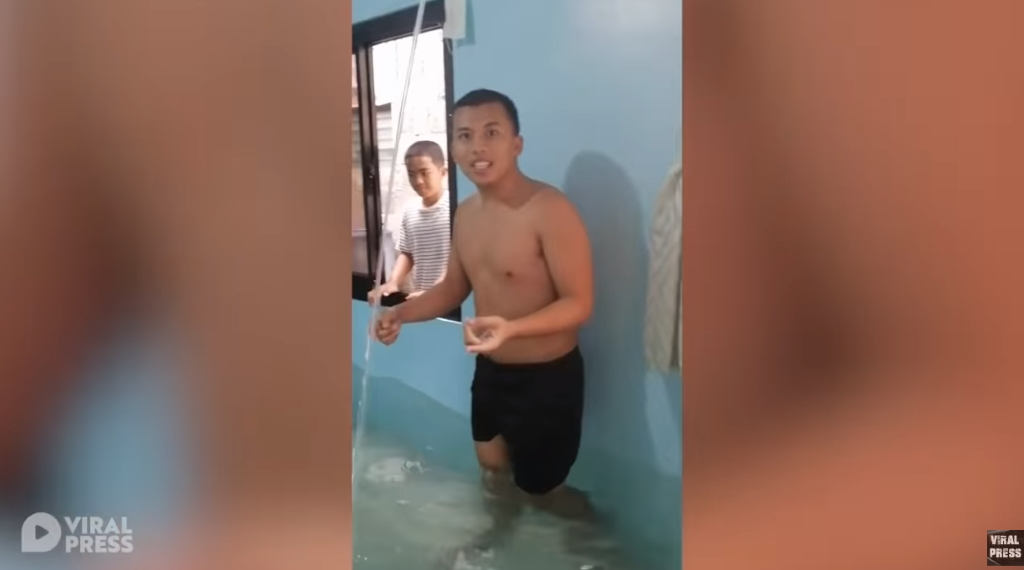 Φιλιππίνες: Αφού δεν μπορούν να πάνε παραλία… έφτιαξαν πισίνα μες στο σπίτι! (vid)