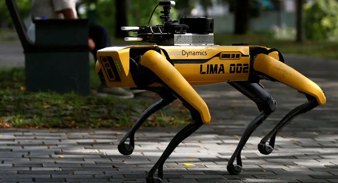 Σιγκαπούρη: Σκύλο-ρομπότ κάνει περιπολίες σε πάρκο για την τήρηση των αποστάσεων!