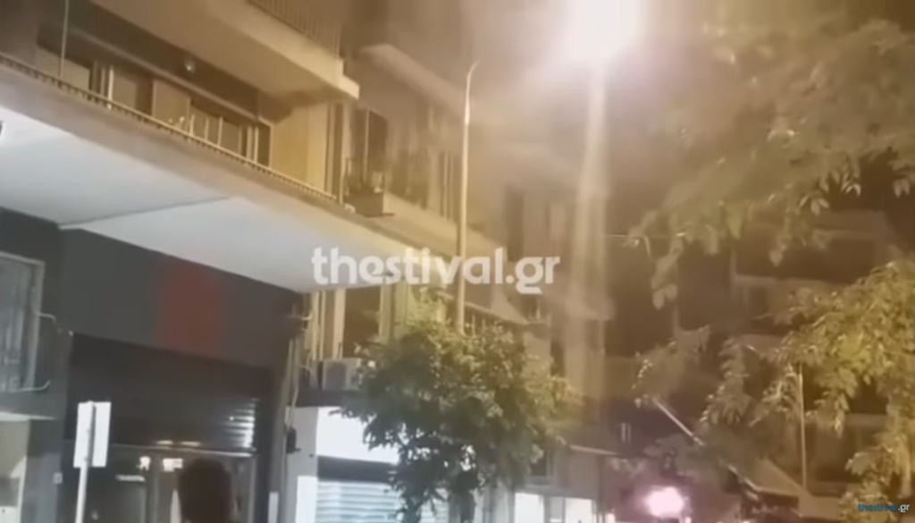 Απίστευτο: Μεθυσμένος στη Θεσσαλονίκη πετούσε γλάστρες και καρέκλες σε θαμώνες γειτονικού μπαρ (vid)