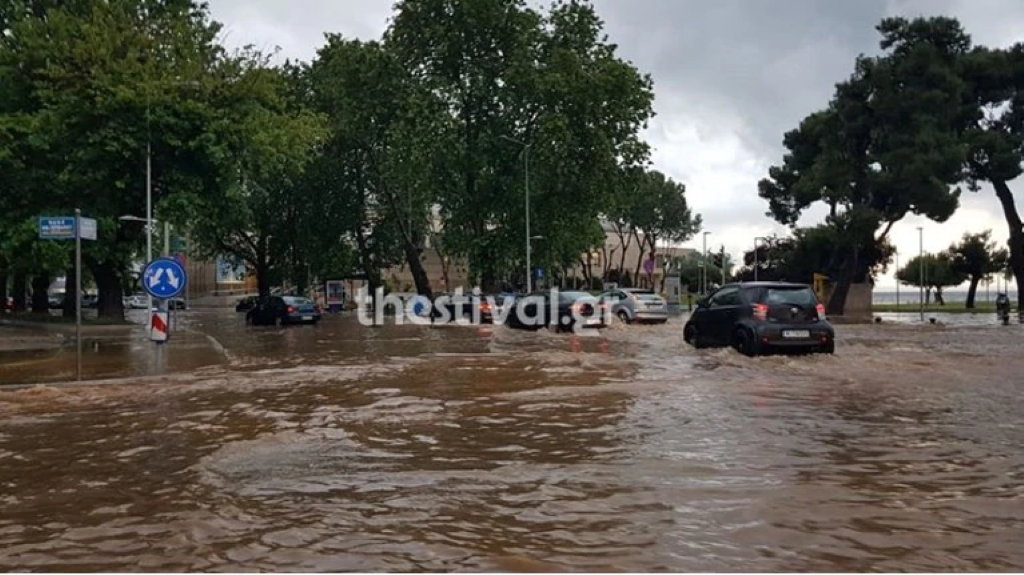 Θεσσαλονίκη: Πλημμύρισαν οι δρόμοι από την καταρρακτώδη βροχή (vid)