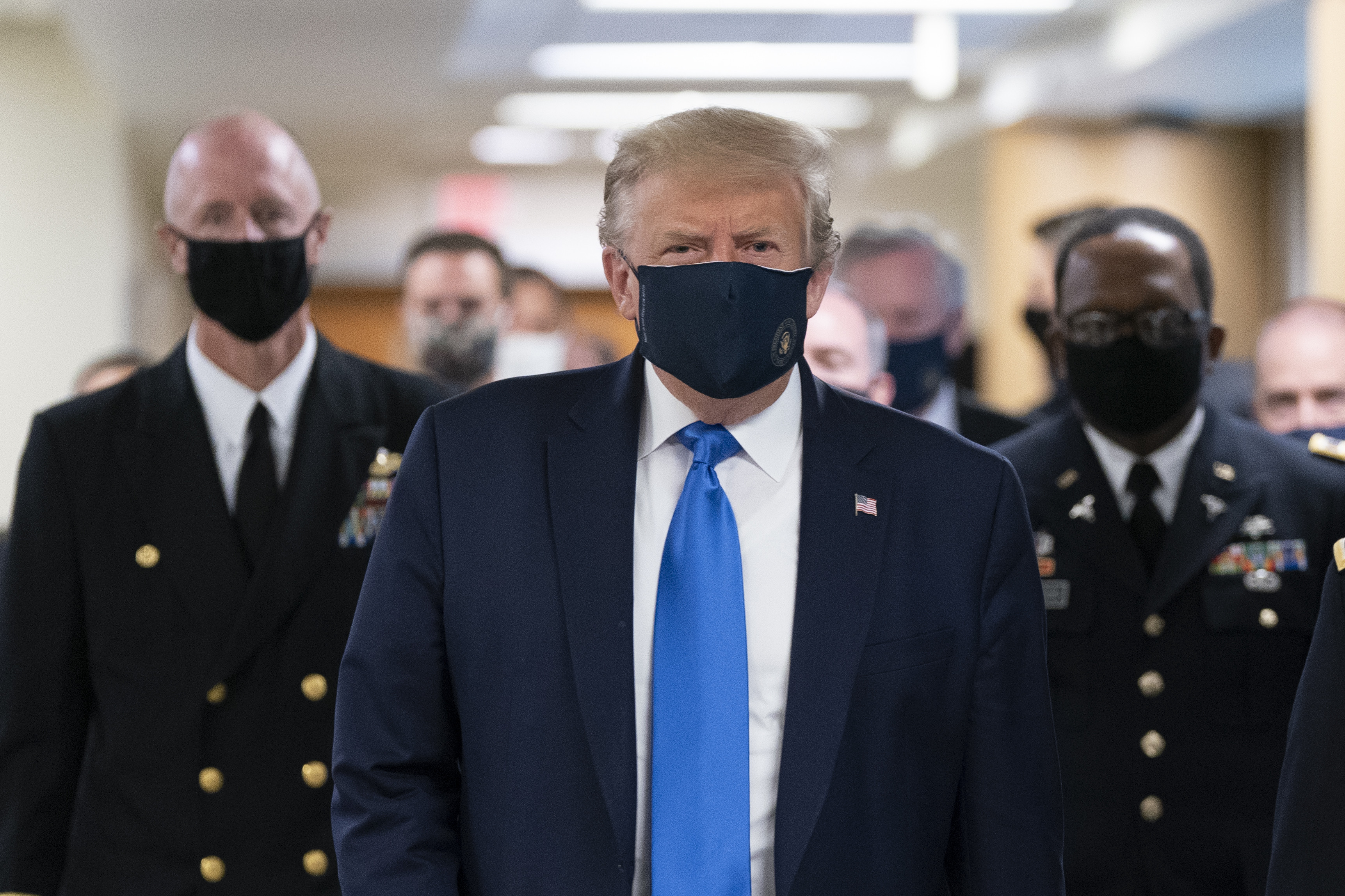 Ντόναλντ Τραμπ: Υποχρεώθηκε να φορέσει δημοσίως μάσκα