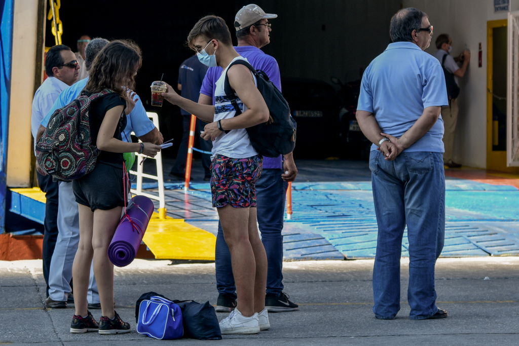 Πειραιάς: Κοσμοσυρροή από τους αδειούχους του Αυγούστου