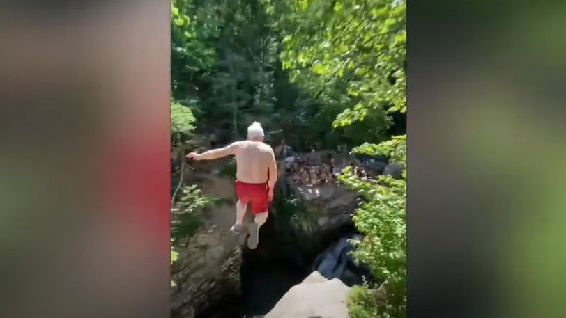 Τολμηρός 73χρονος πήδηξε από τα 15 μέτρα στο νερό και έγινε viral!