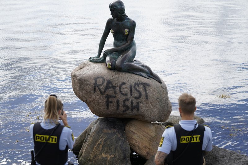 Δανία: Βανδάλισαν ξανά τη “Μικρή Γοργόνα” αποκαλώντας την “ρατσιστικό ψάρι”