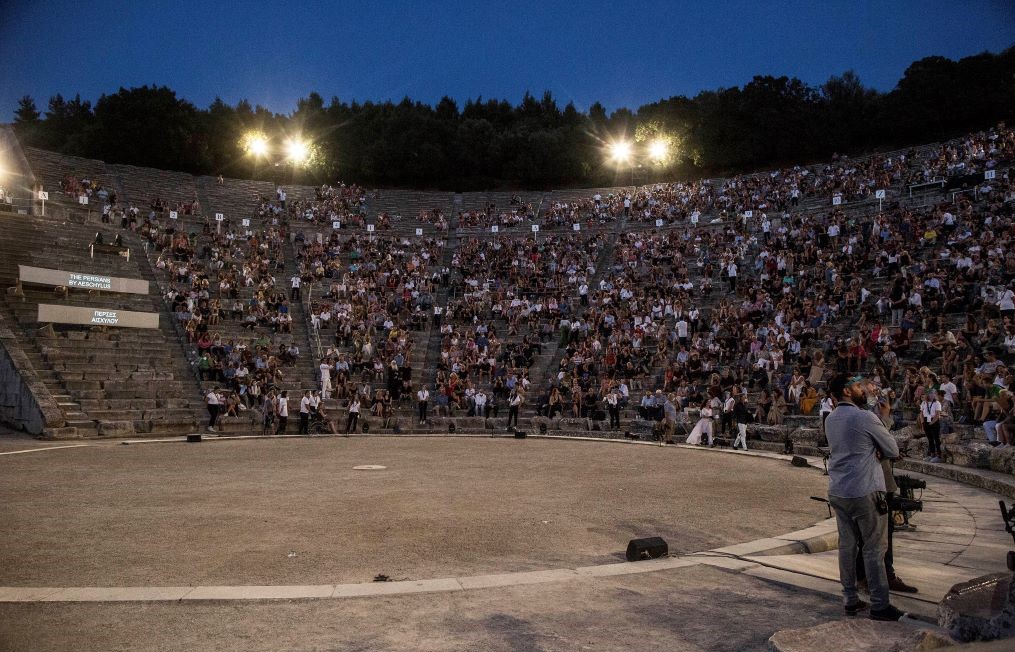 Λαμπερές παρουσίες φόρεσαν τις μάσκες τους και βρέθηκαν στην Επίδαυρο