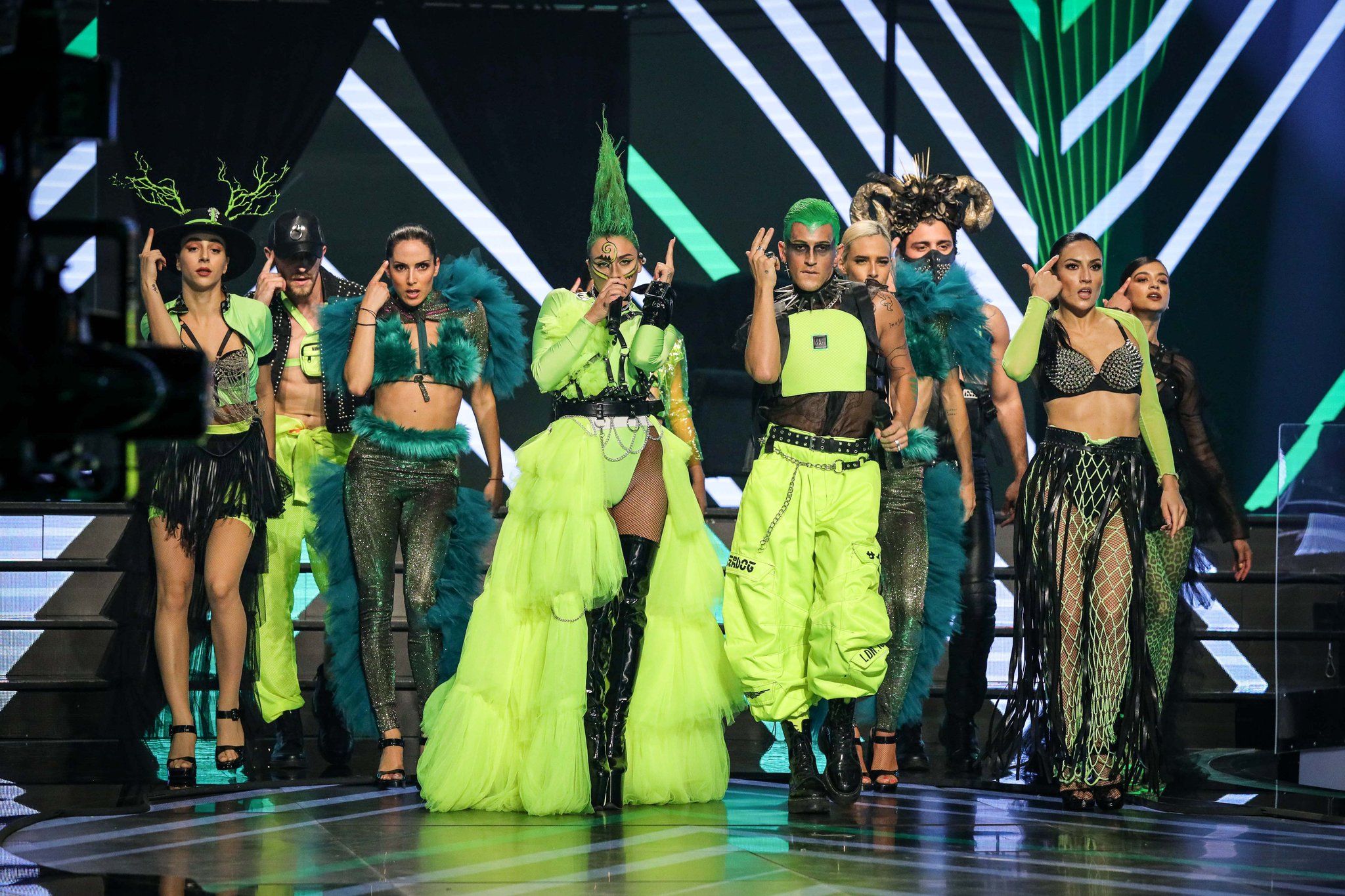 J2US: Η κιτρινοπράσινη φλούο εμφάνιση της Κόνυς και του Τάσου και η επιθυμία του να γίνει χορευτής της Rihanna