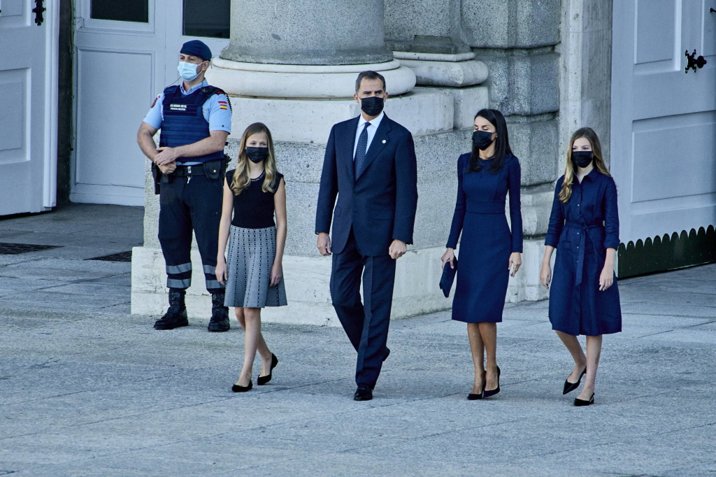 Ισπανία: Με μαύρες μάσκες η βασιλική οικογένεια στην επιμνημόσυνη τελετή για τα θύματα του Covid-19