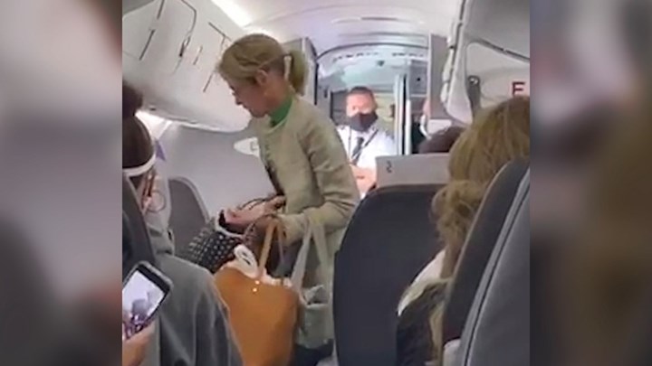 Κατέβασαν από το αεροσκάφος γυναίκα που αρνήθηκε να φορέσει μάσκα