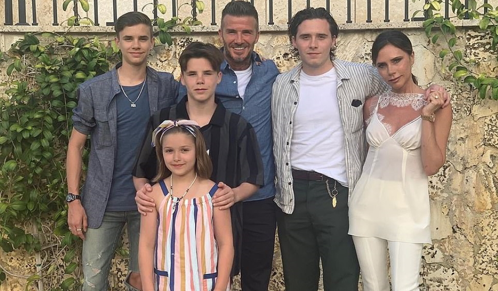 Οι Beckhams γιορτάζουν το καθολικό Πάσχα: Η οικογενειακή φωτογραφία που τους τράβηξε η νύφη τους