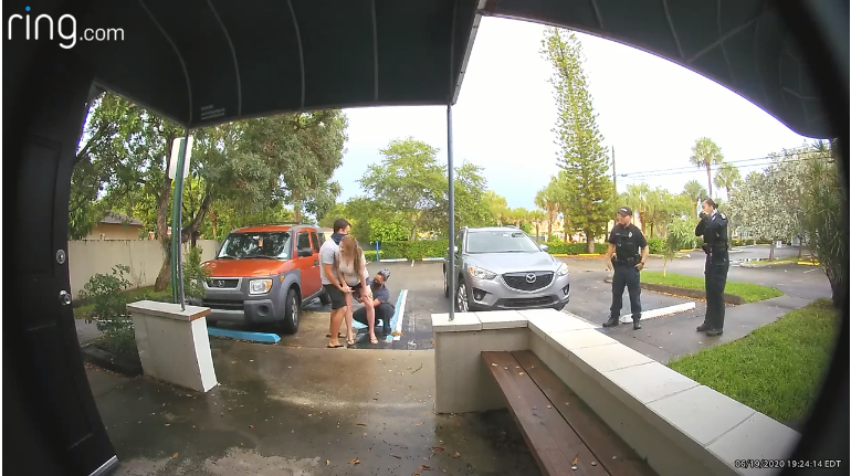 Φλόριντα: Γυναίκα γέννησε όρθια στο πάρκινγκ ακριβώς έξω από το μαιευτήριο