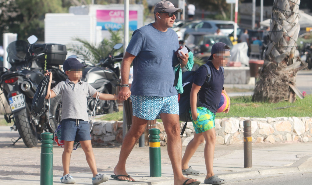 Γιώργος Λιάγκας: Σε παραλία της Βουλιαγμένης με τα αγόρια του