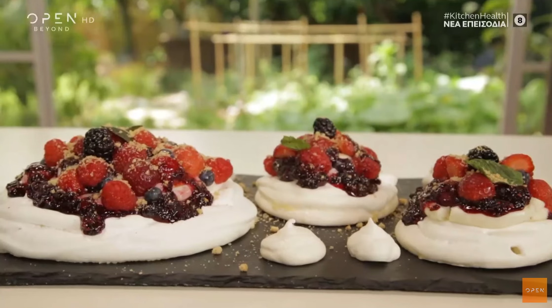Επιδόρπιο – «κόλαση»: Δείτε τη συνταγή της Μαρίας Εκμεκτσίογλου για αέρινη πάβλοβα με φρούτα του δάσους