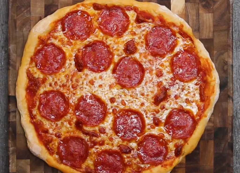 Λατρεύετε την πίτσα; Με μόλις 2 υλικά μπορείτε να φτιάξετε την πιο γρήγορη ζύμη!