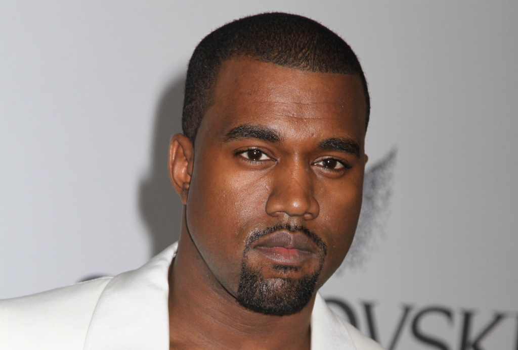 Το «έχασε» ο Kanye… Ανέβασε βίντεο που ουρεί ένα από τα βραβεία Grammy του!
