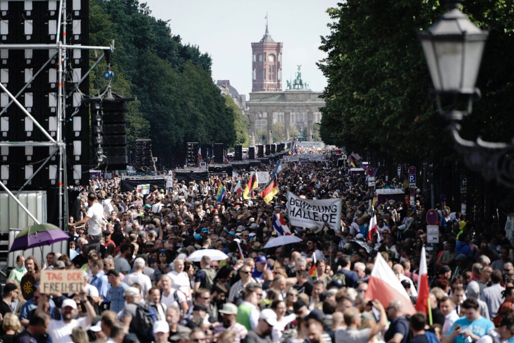 Βερολίνο: 30.000 συνωμοσιολόγοι διαδήλωσαν κατά των περιοριστικών μέτρων