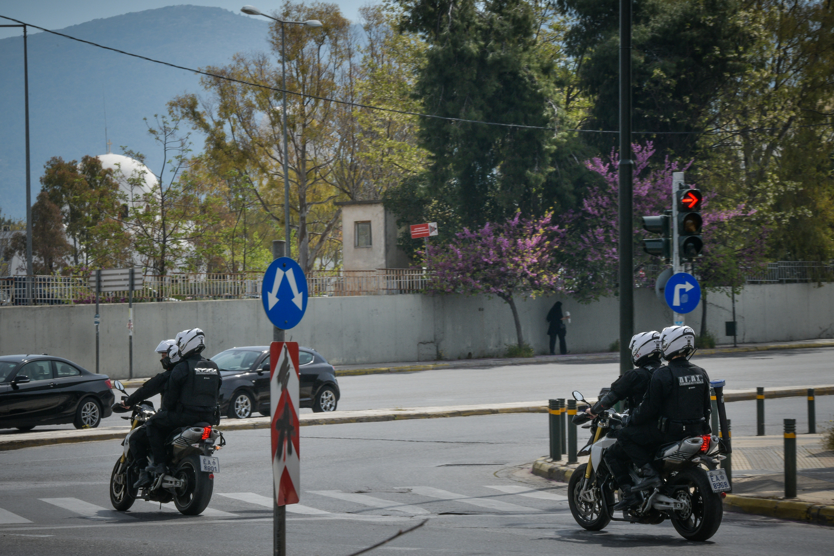 Καλλιθέα: Αστυνομικοί κυκλοφορούν σε σούπερ μάρκετ χωρίς μάσκα