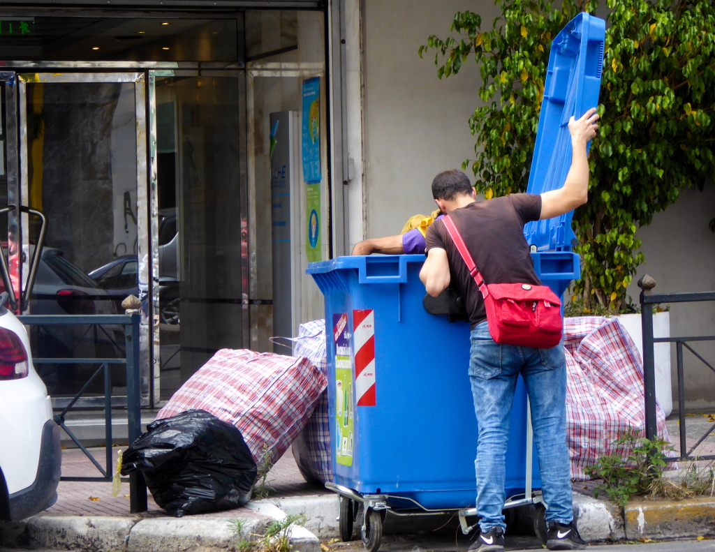 Ηράκλειο: Πέταξε 25.000 ευρώ στα σκουπίδια!