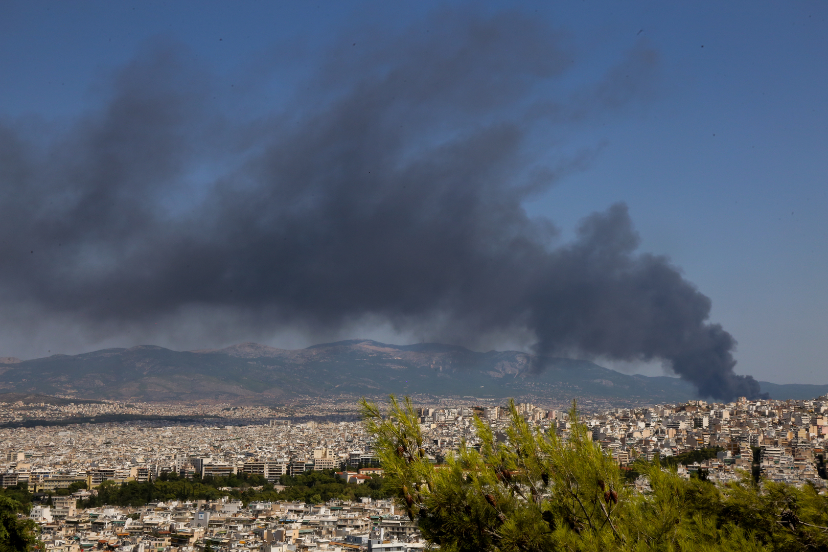 Πυκνός μαύρος καπνός πάνω από την Αθήνα – Σε εξέλιξη η μεγάλη πυρκαγιά στη Μεταμόρφωση – Φωτογραφίες