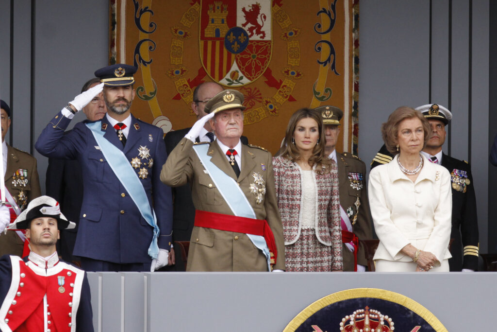 Χουάν Κάρλος: Σε «υποχρεωτική εξορία» υπό το βάρος του οικονομικού σκανδάλου που απειλεί τη μοναρχία