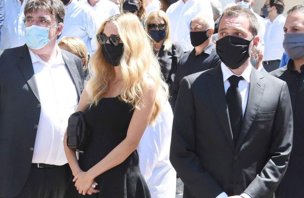 Δούκισσα Νομικού – Δημήτρης Θεοδωρίδης: Συντετριμμένοι και με μάσκες στην κηδεία του Σάββα Θεοδωρίδη