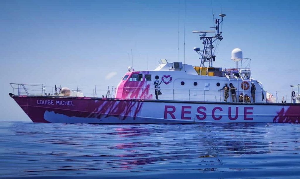 To πλοίο του Banksy εκπέμπει SOS: «Υπάρχει ήδη ένας νεκρός…»