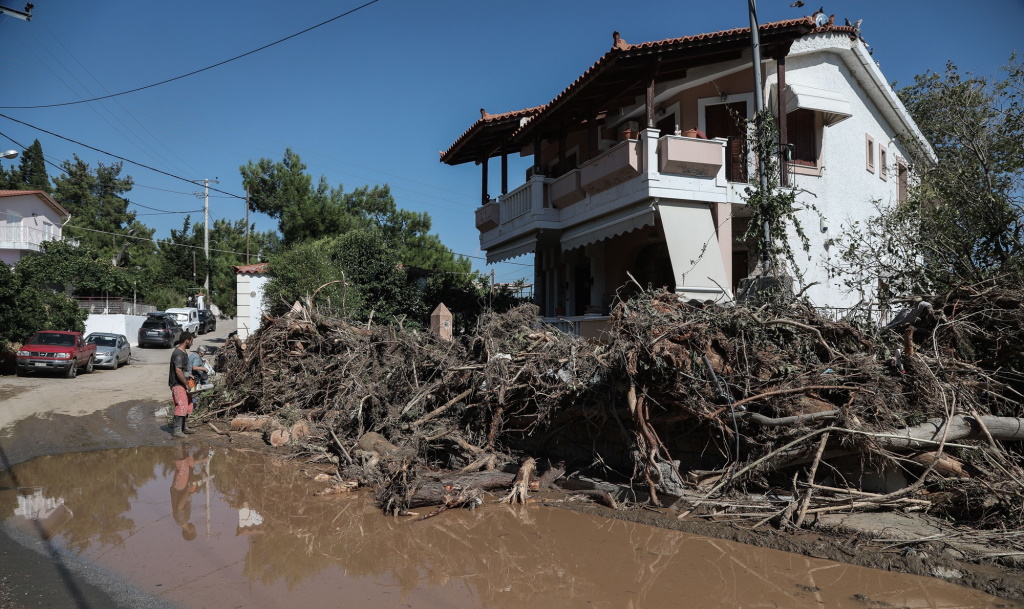 Εύβοια: Νέοι εθελοντές από το Μάτι κατέφθασαν για να βοηθήσουν τους πλημμυροπαθείς