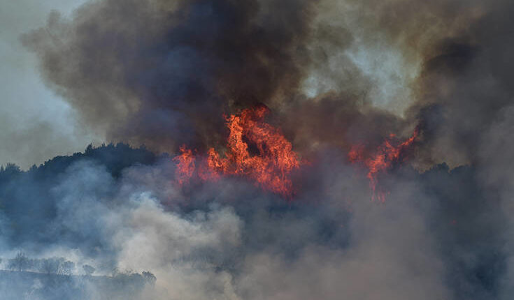 Φωτιά στα Καλύβια – Εκκενώνονται οι οικισμοί Φέριζα και Ολύμπου