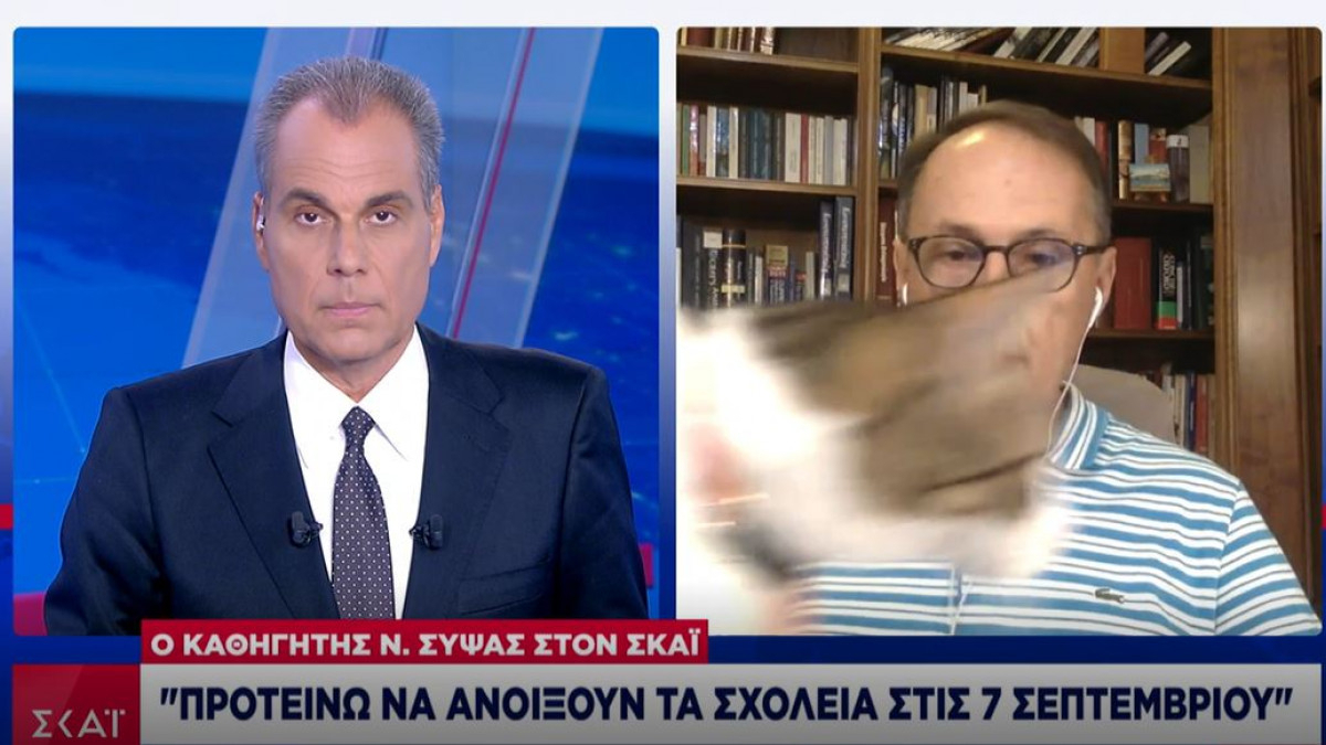 Νίκος Σύψας: Η στιγμή που η γάτα του «εισβάλλει» στο πλάνο στο δελτίο του ΣΚΑΪ