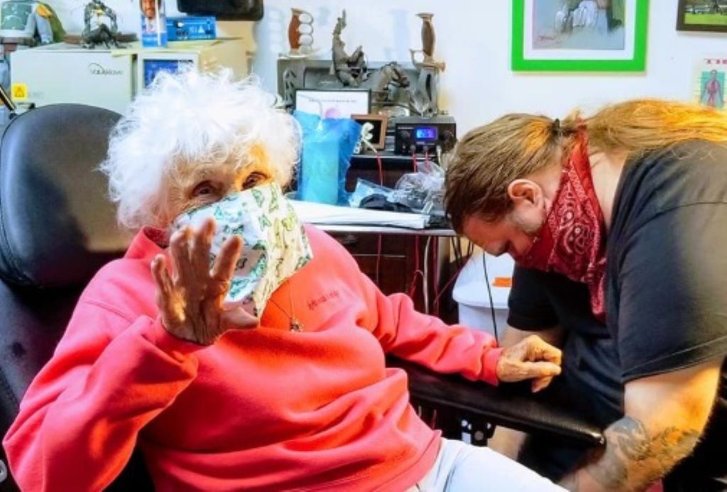 Γιαγιά 103 ετών γίνεται viral κάνοντας… το πρώτο της τατουάζ!