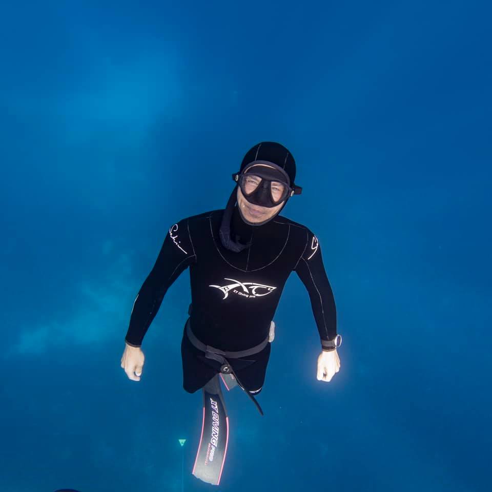 Σάκης Ρουβάς: Οι φωτογραφίες από την κατάδυσή του στο υποβρύχιο μουσείο της Αλοννήσου