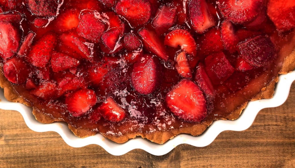 Strawberry Temptation: Δροσιστείτε με φραουλένια τάρτα με βελούδινη κρέμα