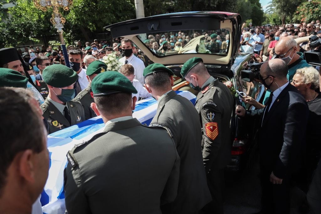 Οδύνη στην κηδεία του άτυχου αλεξιπτωτιστή στον Κόκκινο Μύλο (pics)