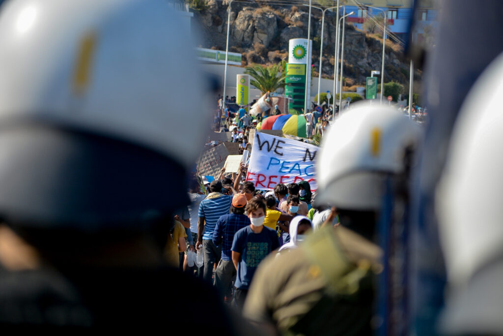 Ένταση μεταξύ μεταναστών και αστυνομικών στη Μόρια