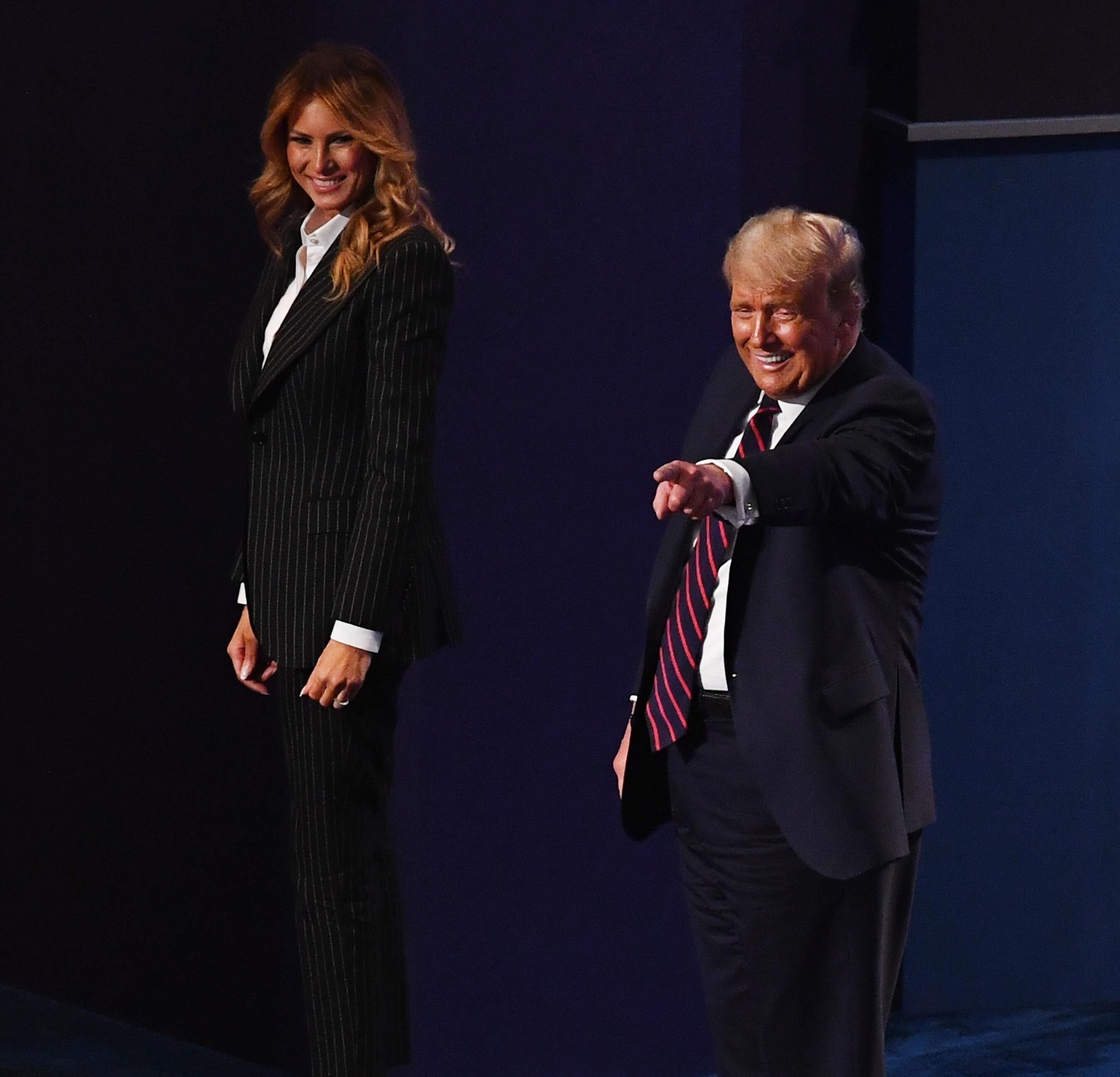Μελάνια Τραμπ: Με αυστηρό (και ακριβό) κοστούμι στο ντιμπέιτ του συζύγου της
