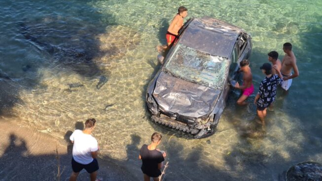 Απίστευτο: Αυτοκίνητο έπεσε από γκρεμό σε παραλία δίπλα από δεκάδες λουόμενους