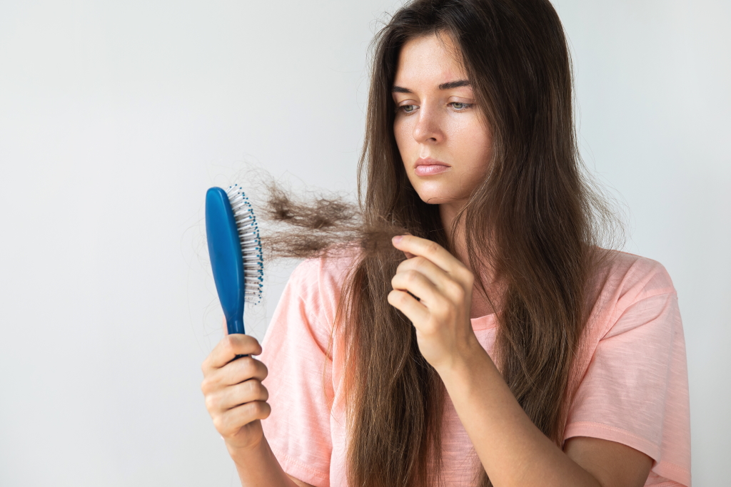 Ο κορονοϊός βλάπτει και τα μαλλιά μας! Πώς μας επηρεάζει το στρες της πανδημίας;
